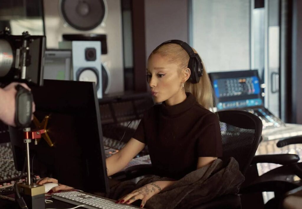 ariana grande produzindo harmonia vocal