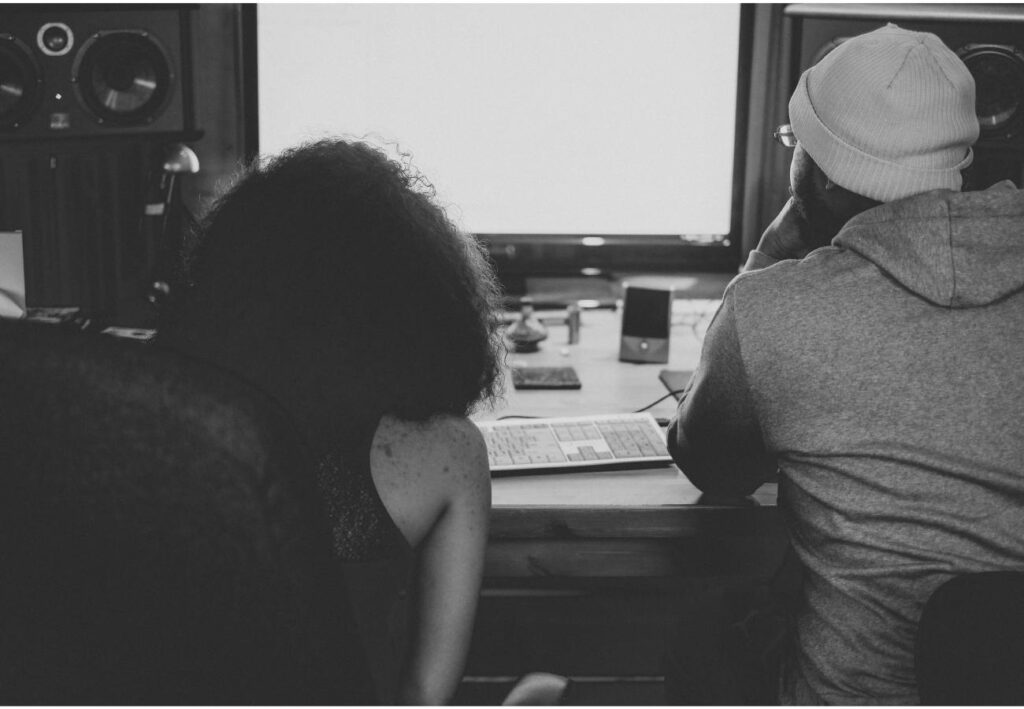 casal focando em investir em um produtor musical
