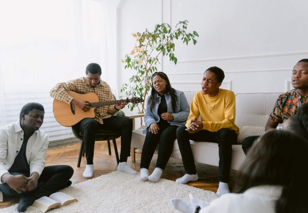 grupo de amigos fazendo networking para cantores
