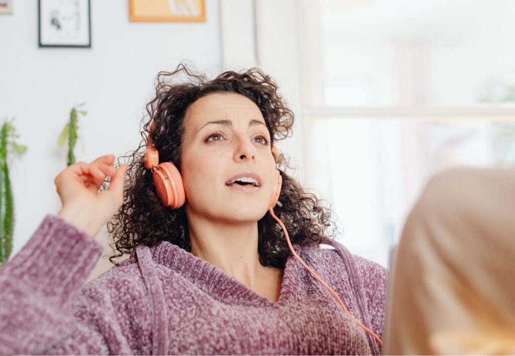 mulher focando em otimizar seu treino vocal
