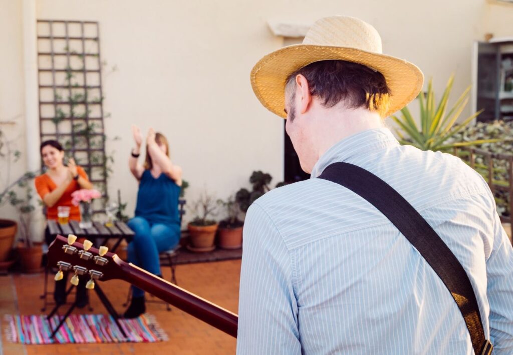 homem praticando performances vocais em eventos pequenos