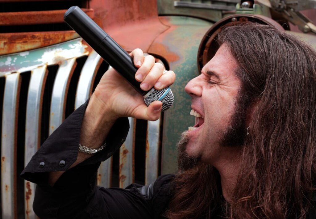 cantor em performance vocal
