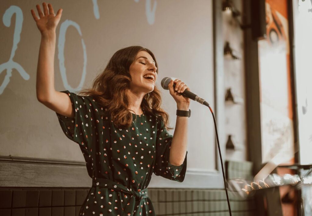 mulher explorando sua autenticidade vocal