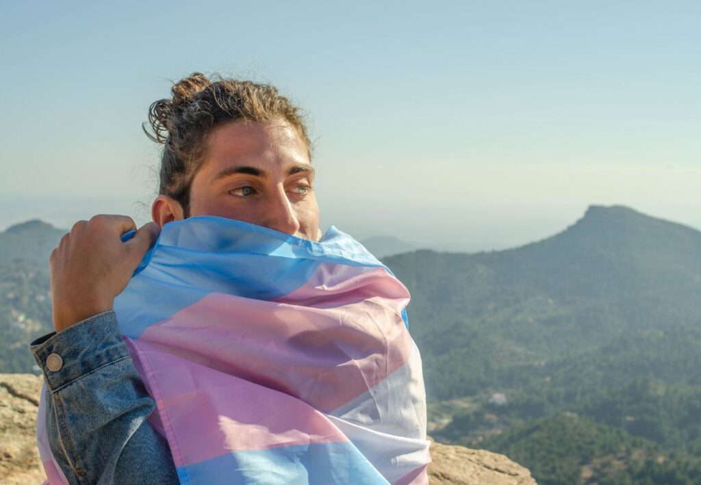 homen trans resistindo a transfobia