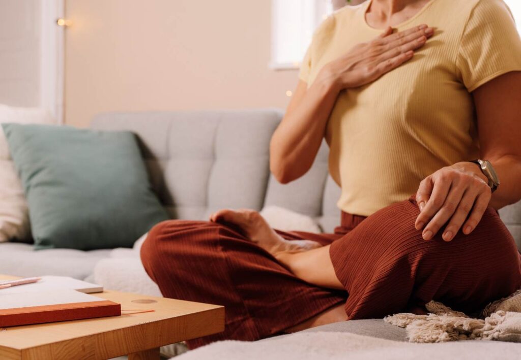 mulher fazendo exercícios de respiração