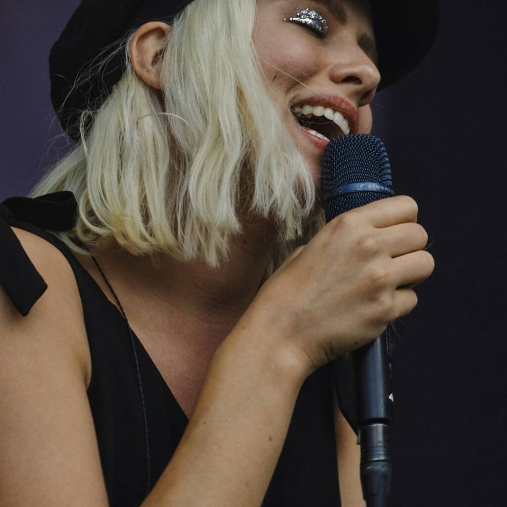 cantando notas agudas