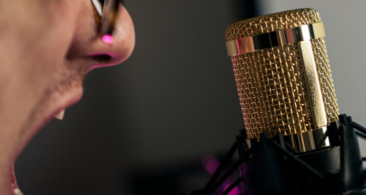 Homem com tensão ao cantar no microfone