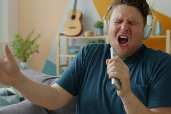 Cantor passando perto da quebra vocal aguda