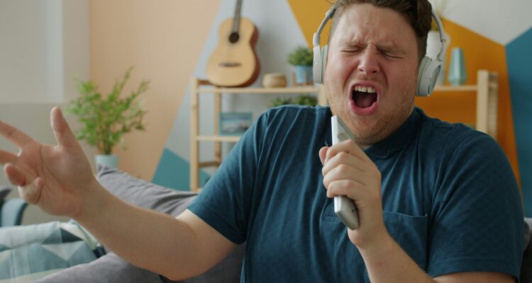 Cantor passando perto da quebra vocal aguda