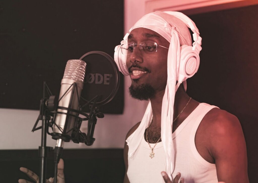 homem negro num microfone trabalhando voz gravada