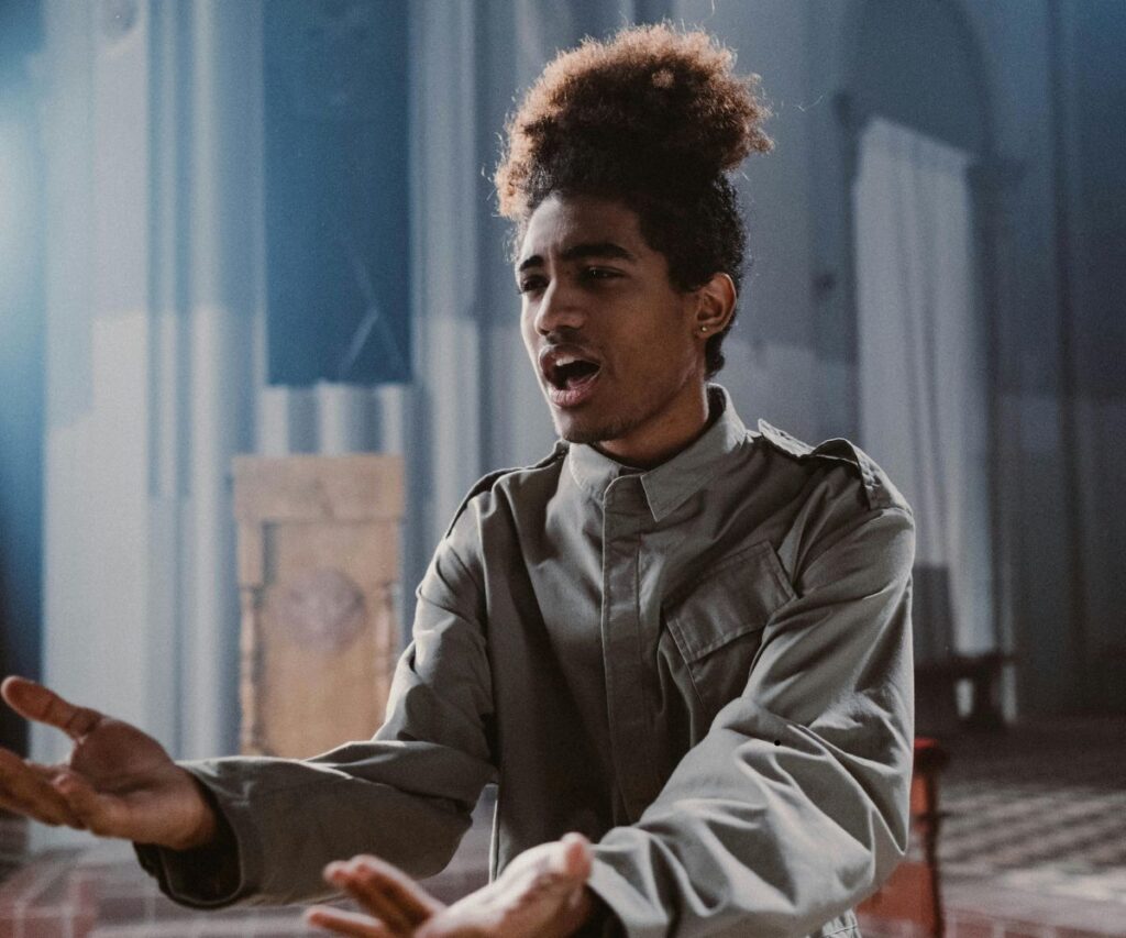 homem cantando nota aguda