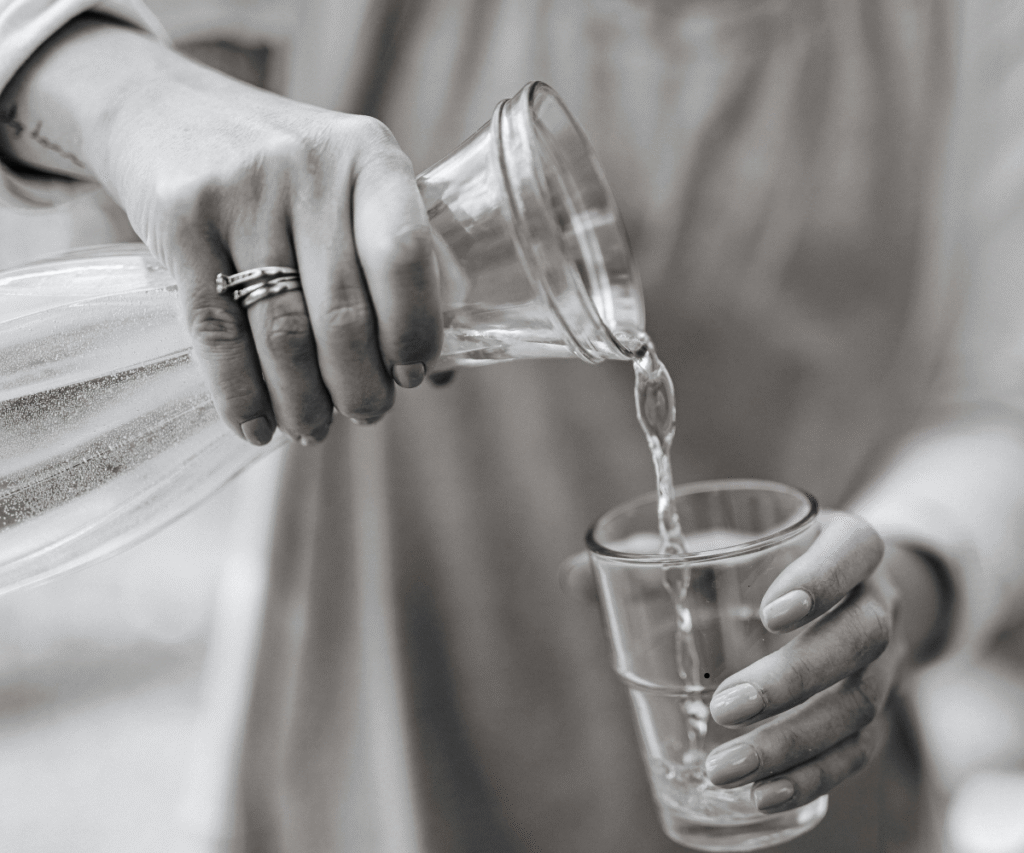 mulher servindo água gelada